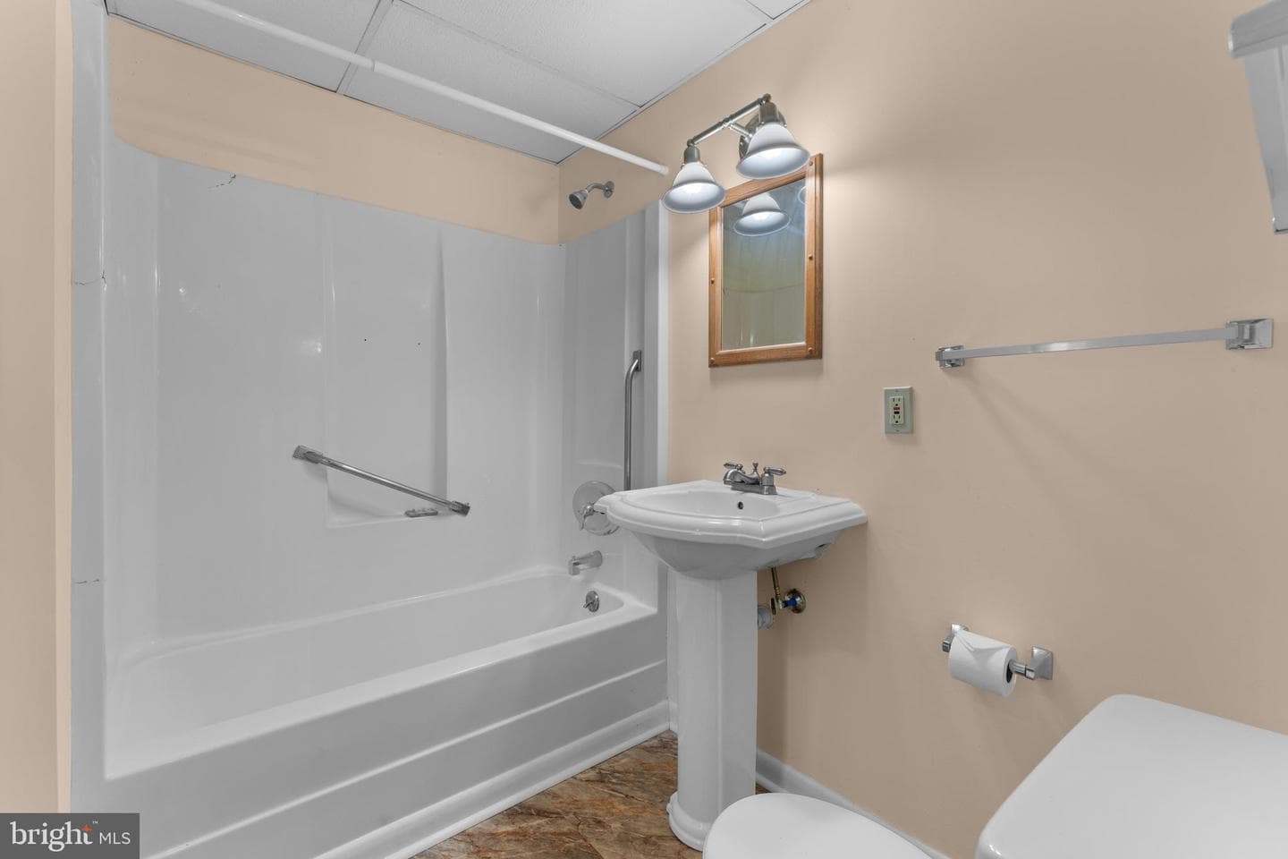 210 Elizabeth Street photo 36