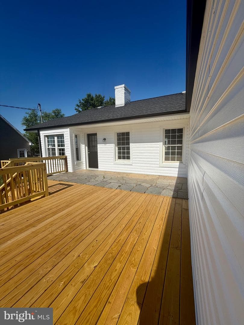 909 Hendrick Street photo 31
