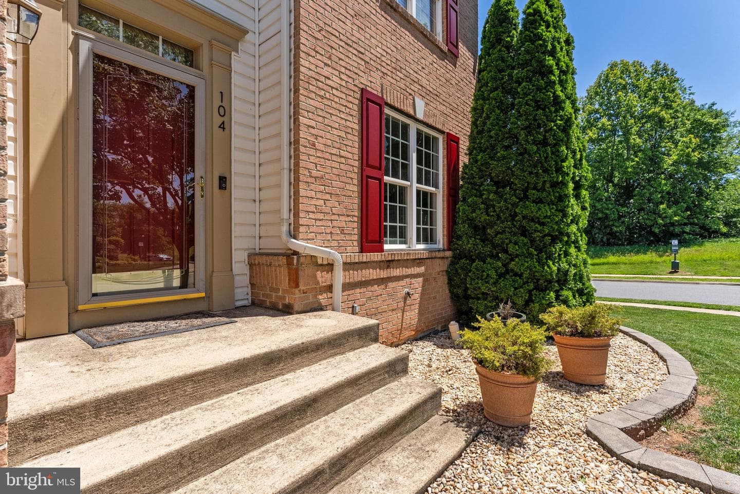 104 King Edward Court photo 4