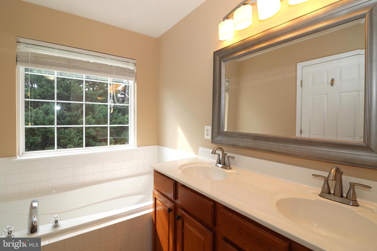 936 Persimmon photo 28