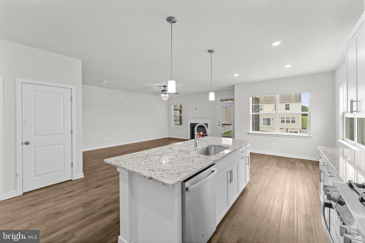 2047 Armstrong Terrace photo 12