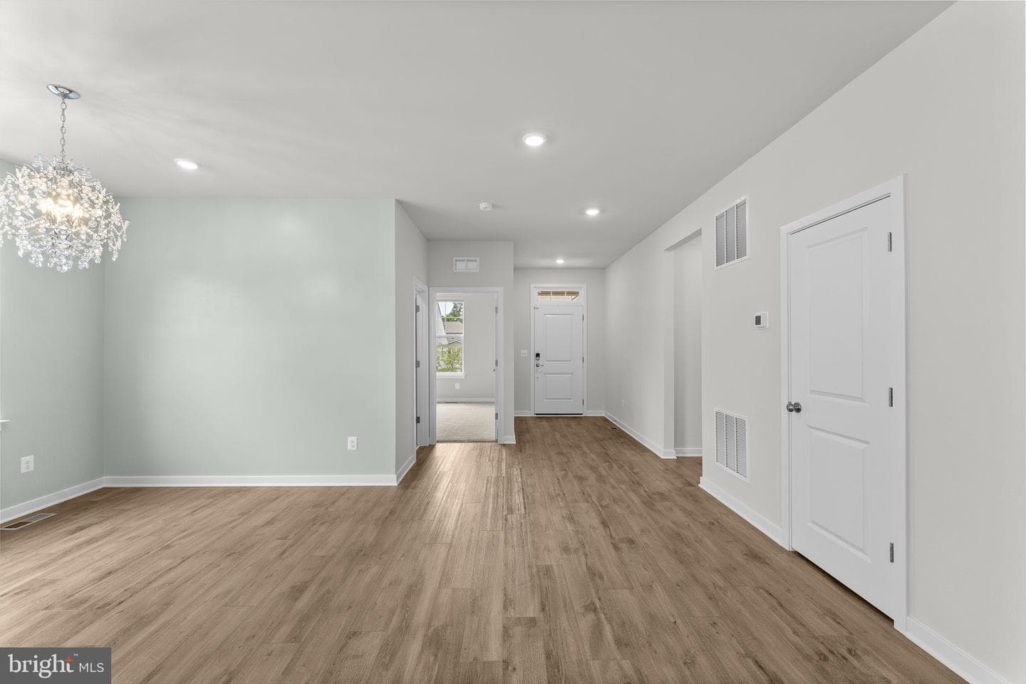 2047 Armstrong Terrace photo 3