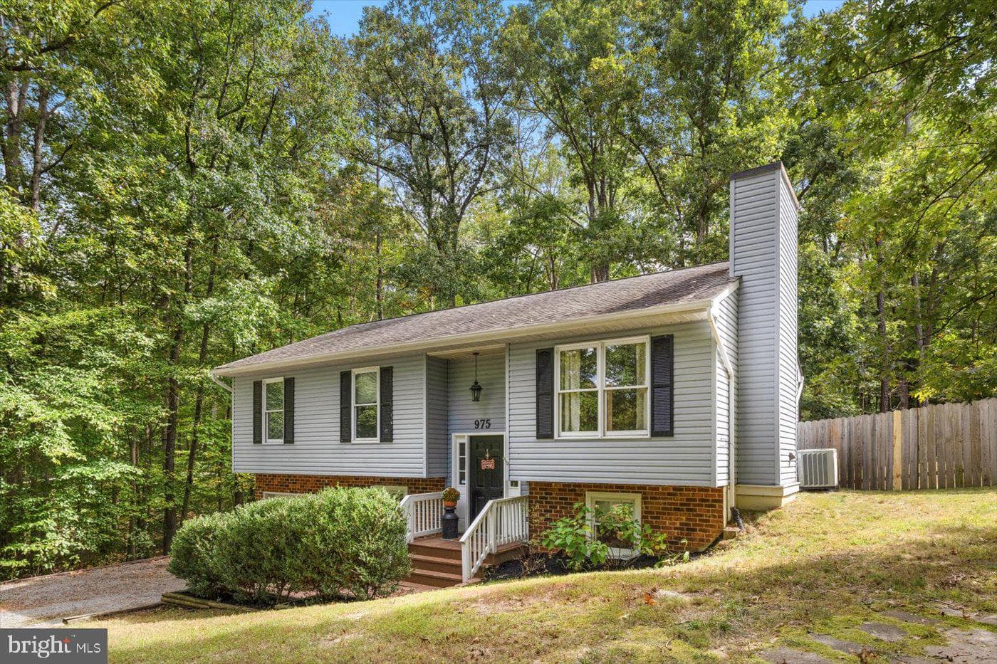 975 Swan Lane photo 4