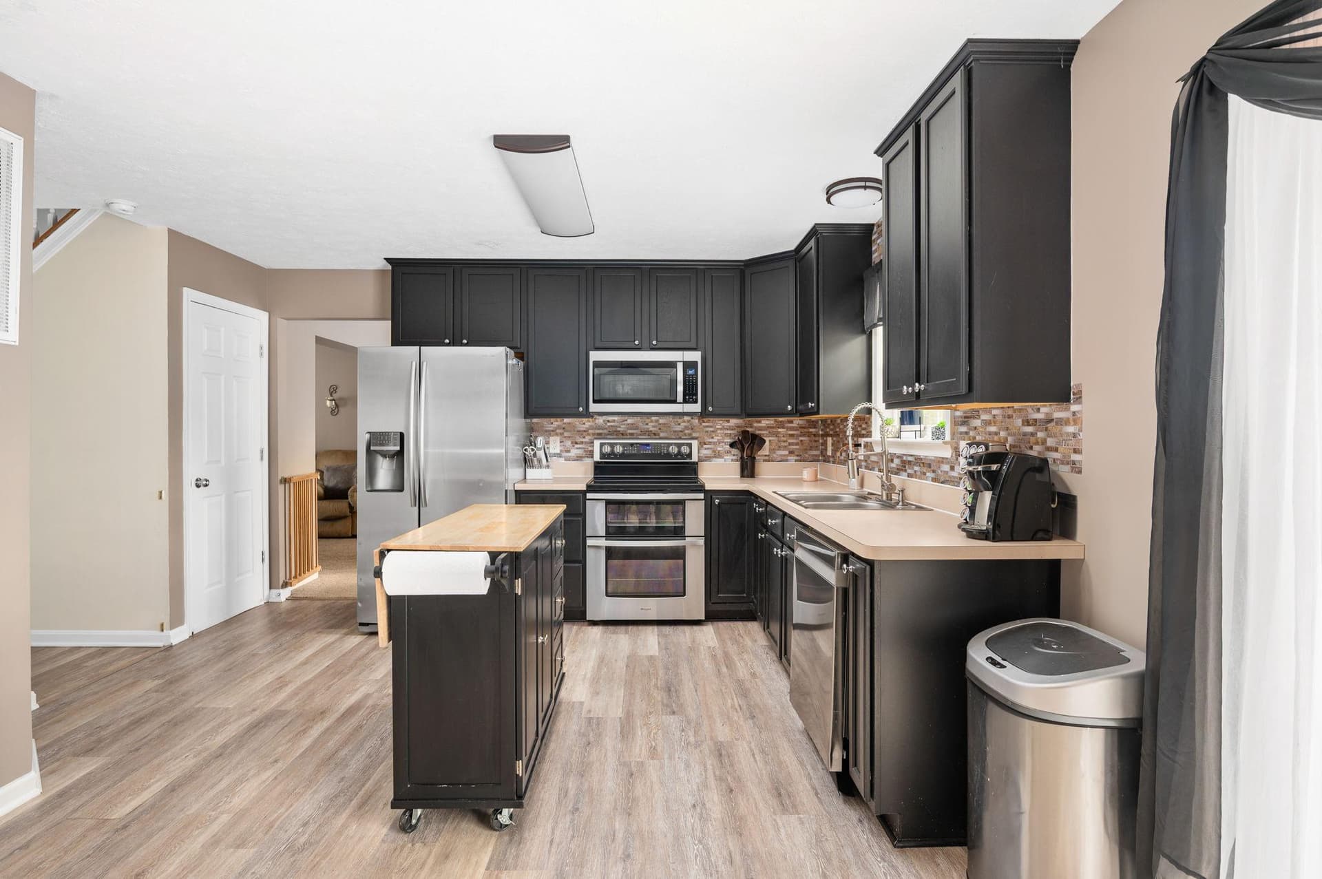 100 Surrey Drive photo 27