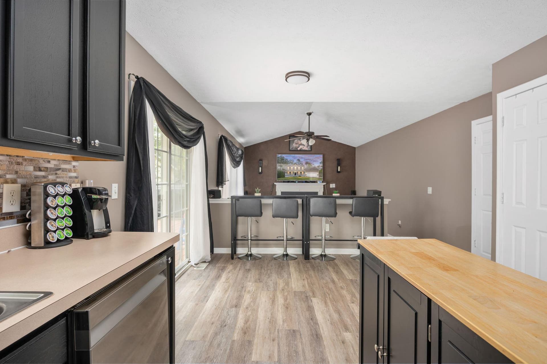 100 Surrey Drive photo 30