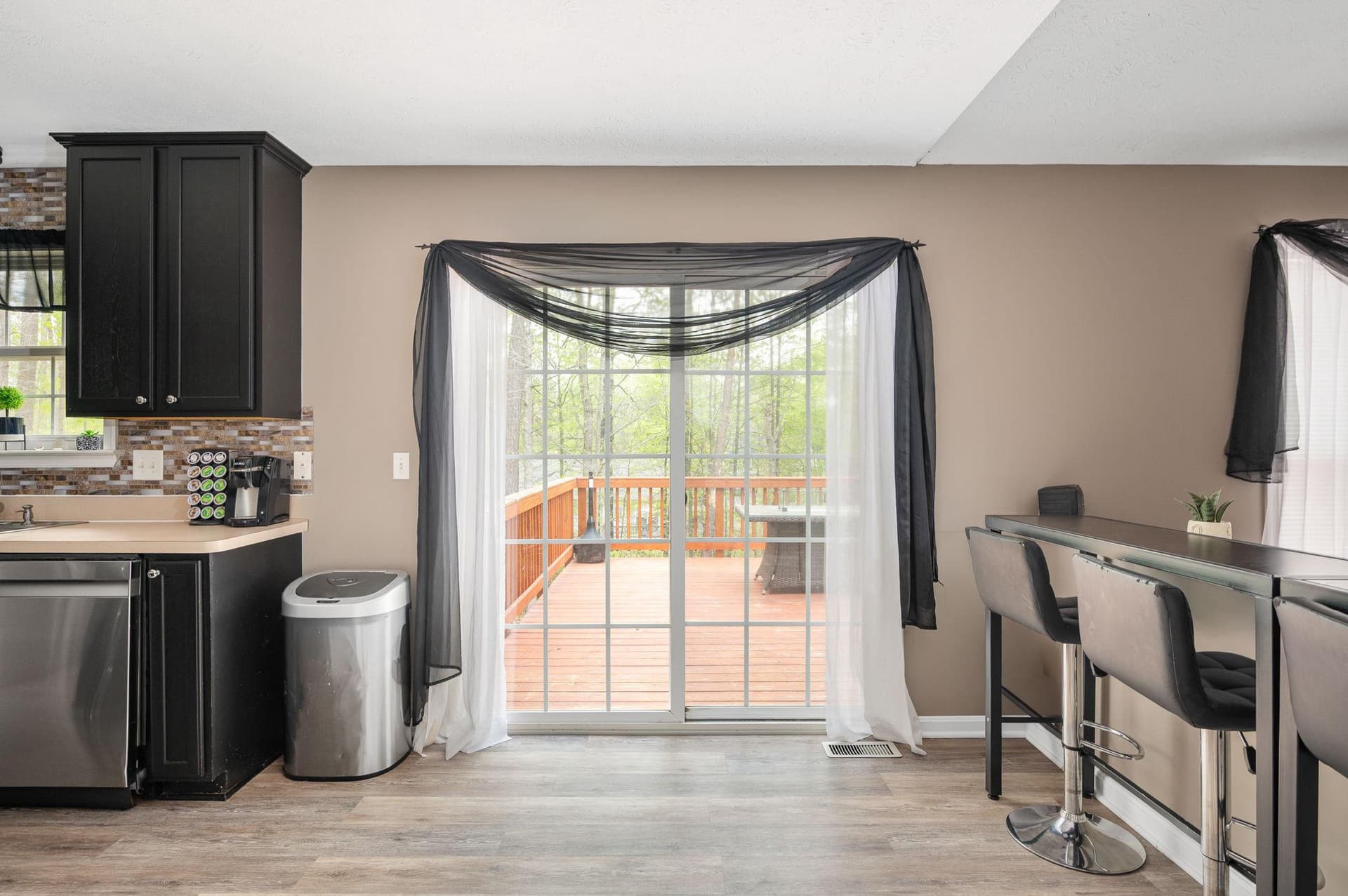100 Surrey Drive photo 32