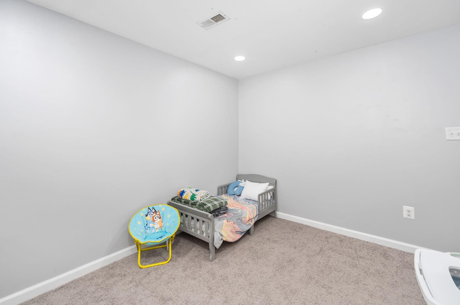 100 Surrey Drive photo 40
