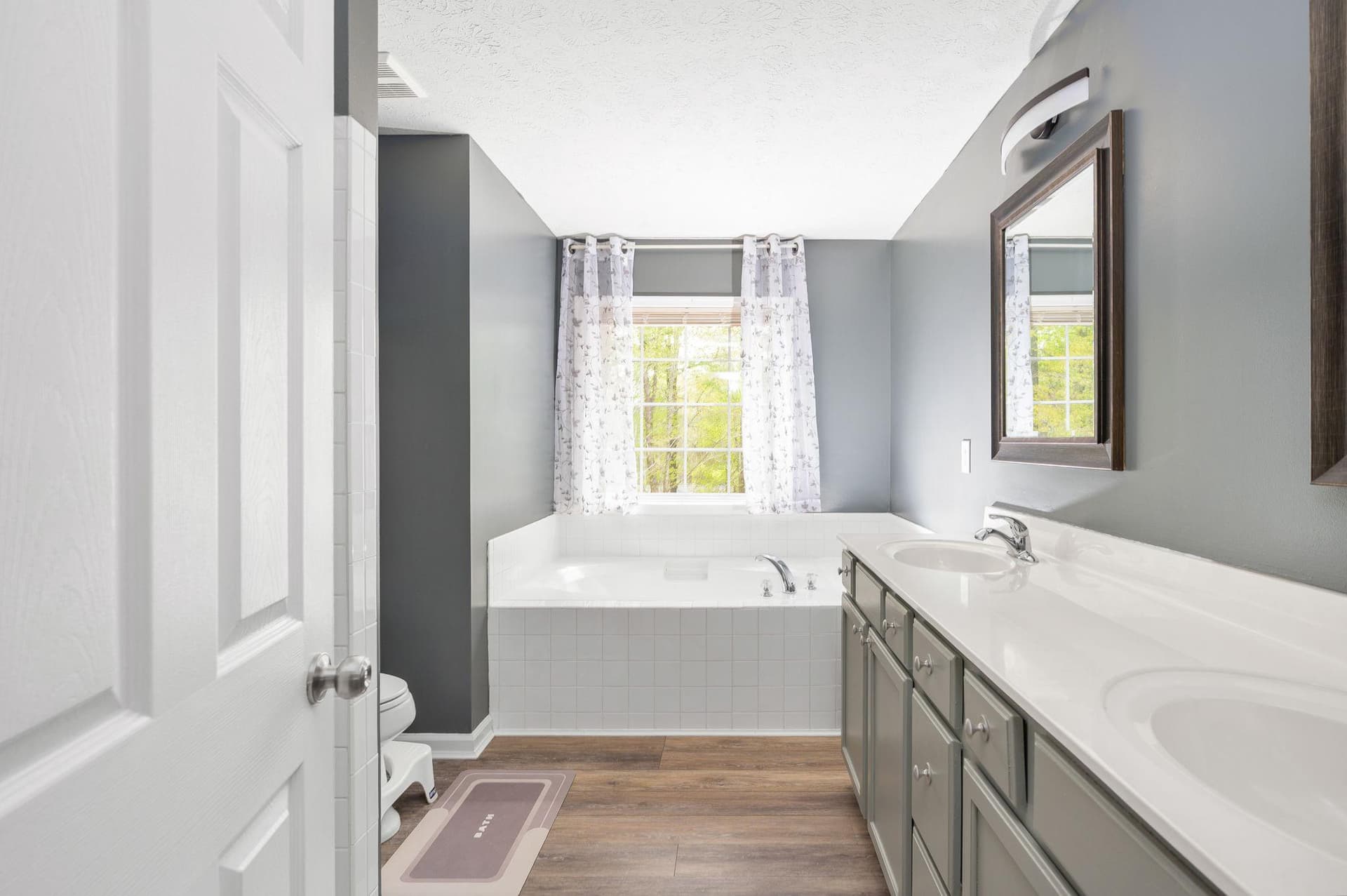 100 Surrey Drive photo 68