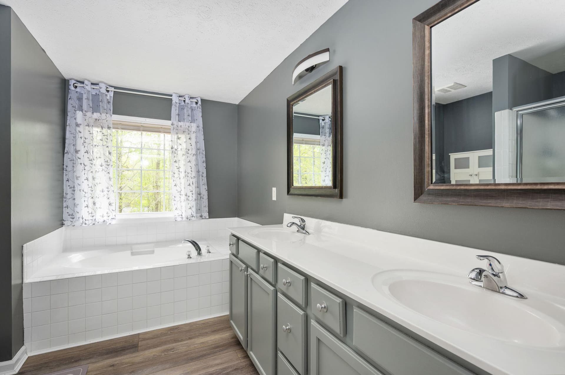 100 Surrey Drive photo 69