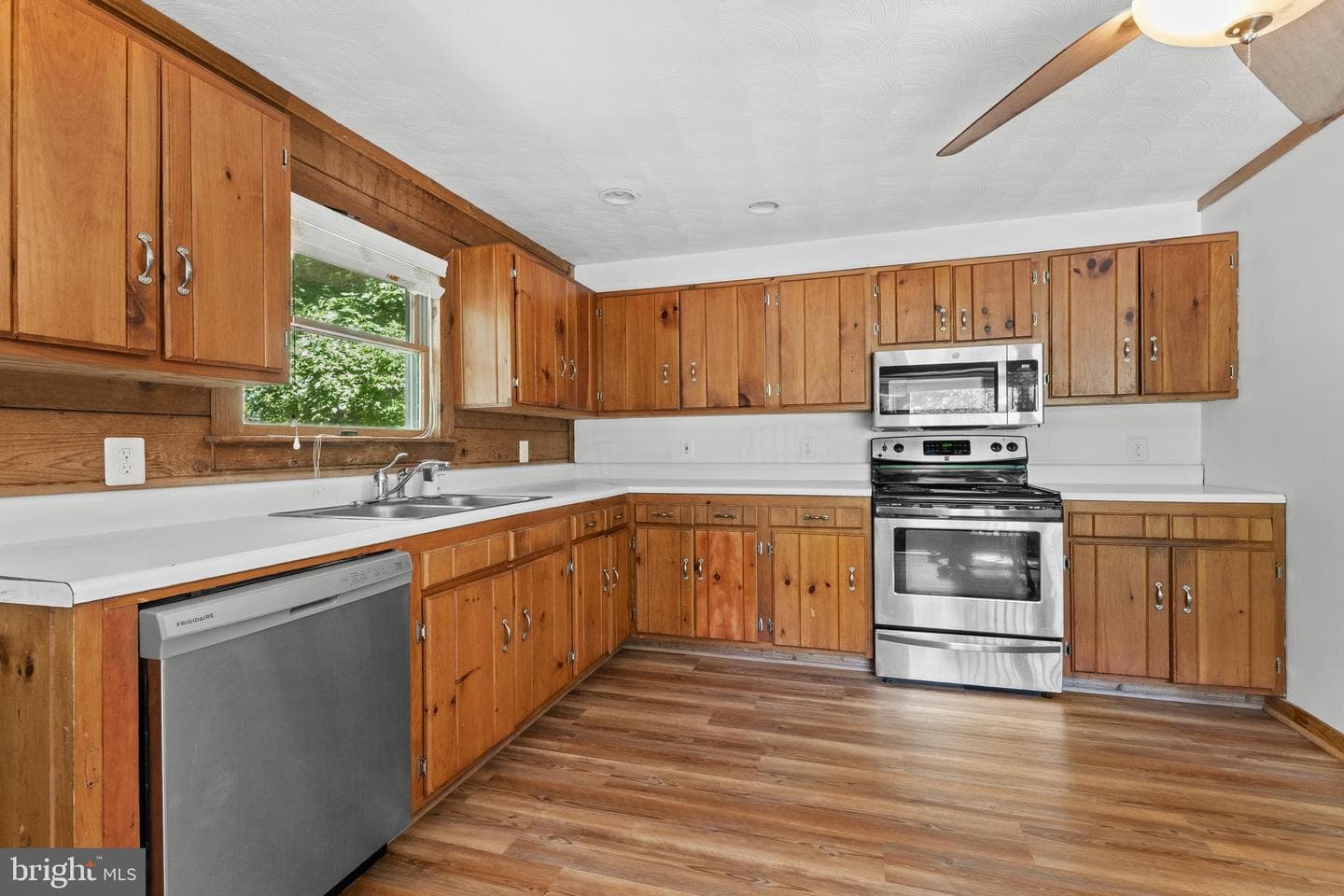 433 Cornwall Drive photo 23