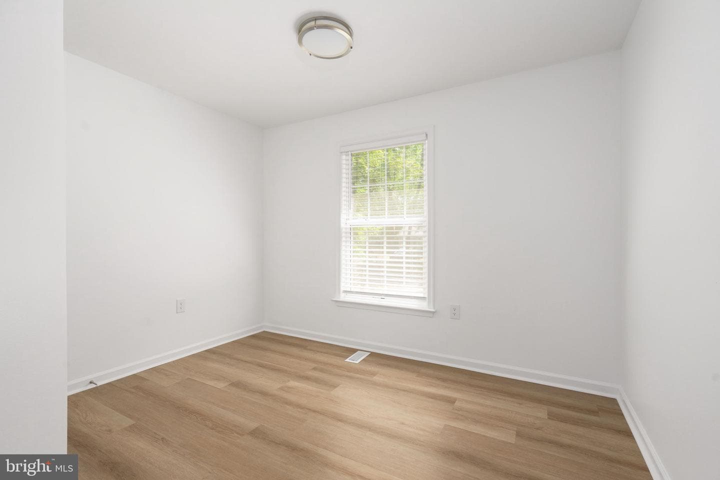 261 Manchester Drive photo 40