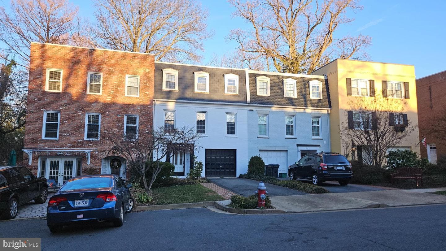 216 James Thurber Court photo 2