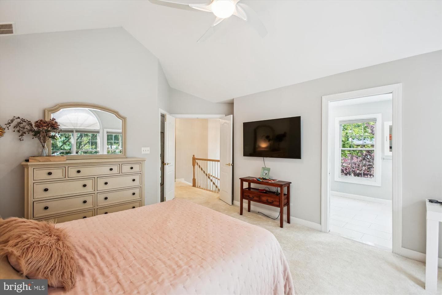 135 Rees Place photo 29