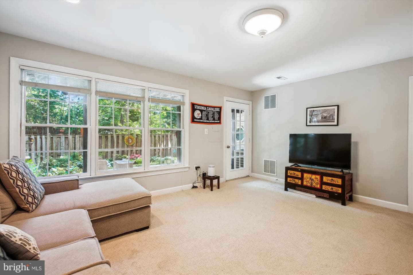135 Rees Place photo 43