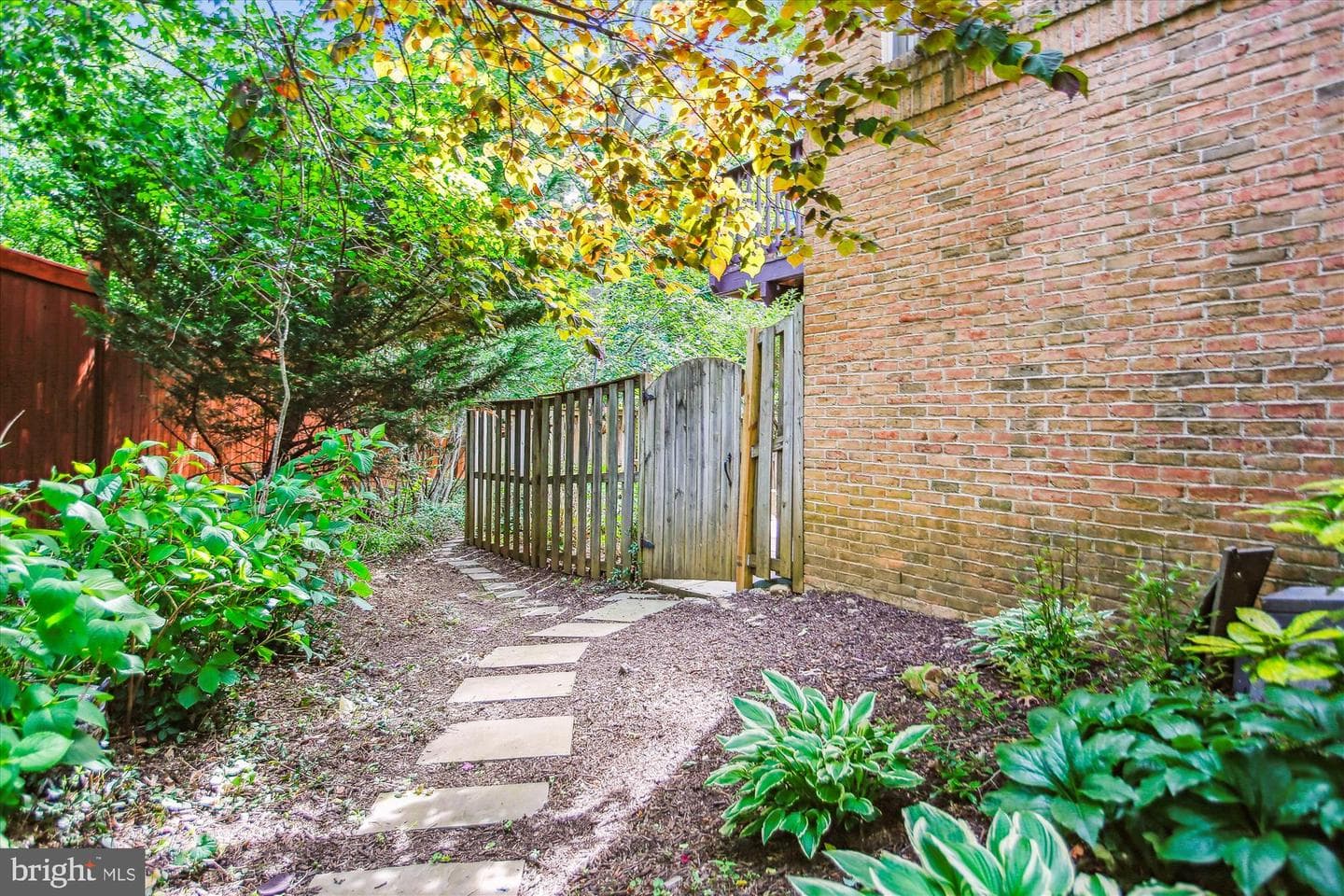 135 Rees Place photo 49