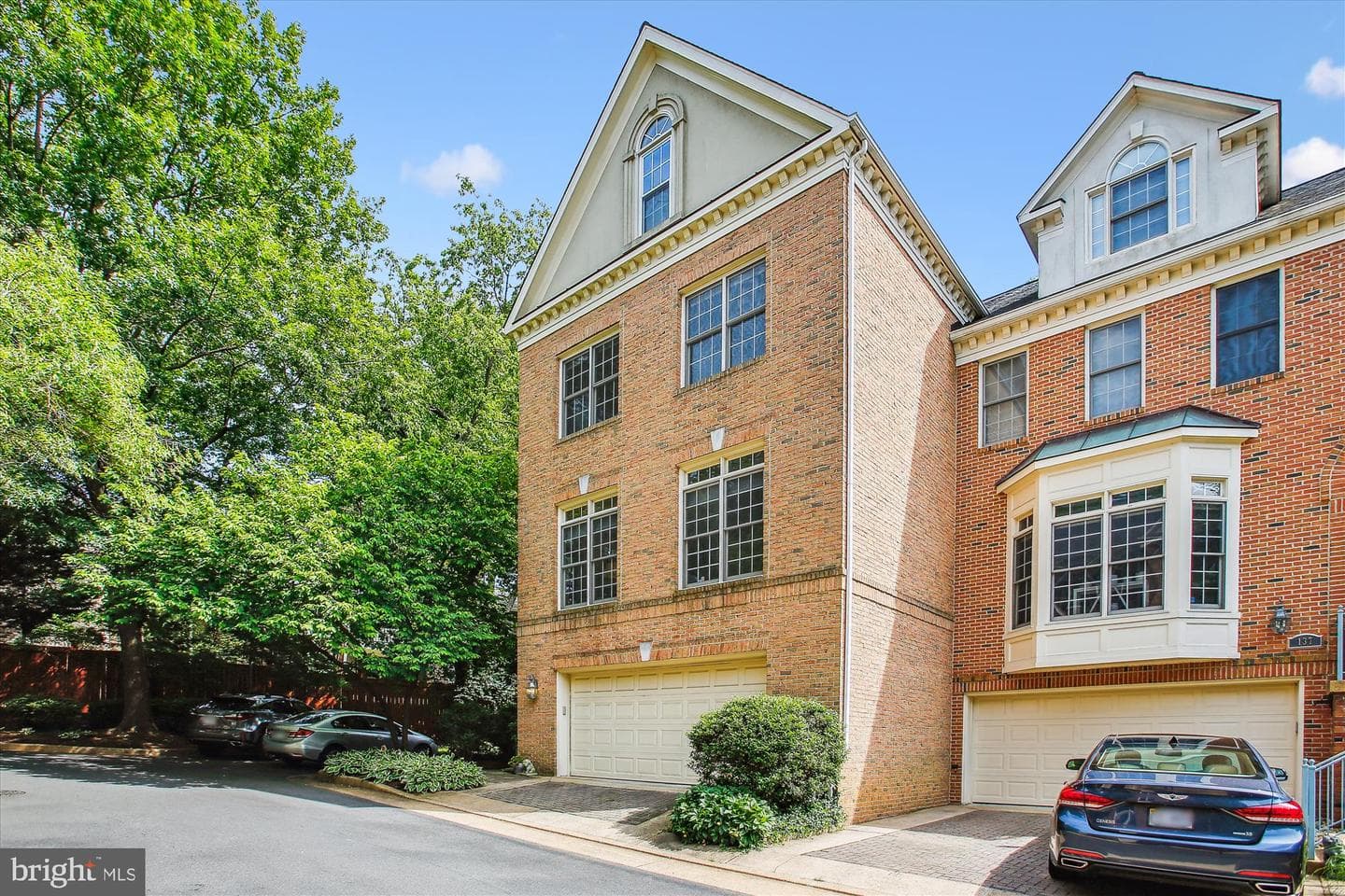 135 Rees Place photo 59