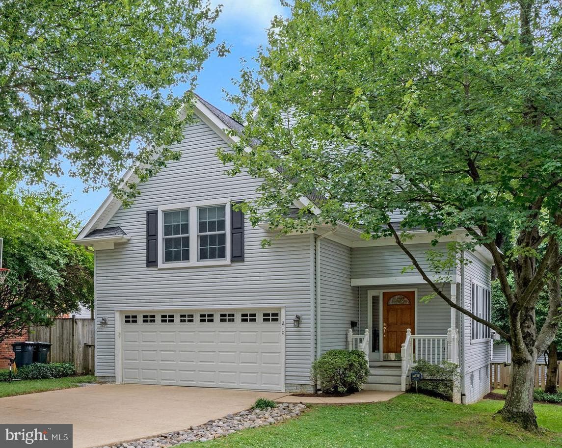 210 N Oak Street photo 2