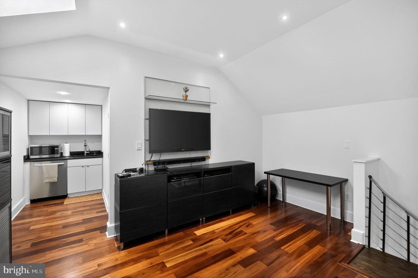 128 Rees Place photo 38