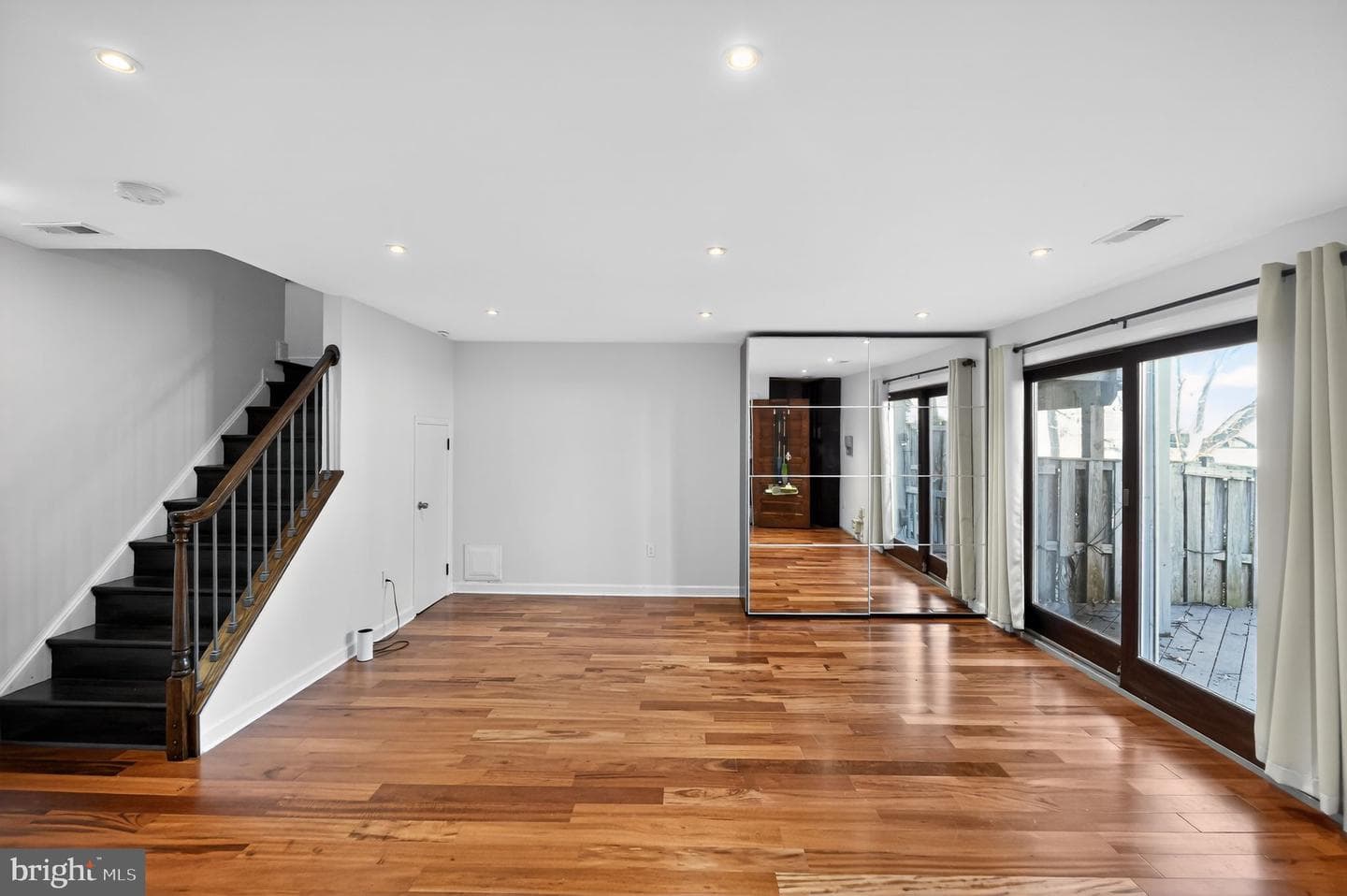 128 Rees Place photo 42