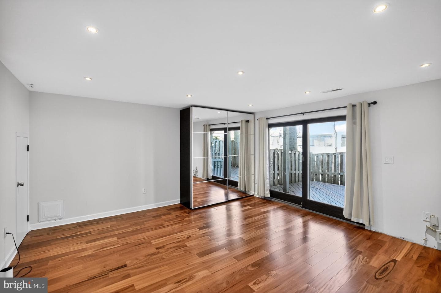 128 Rees Place photo 43