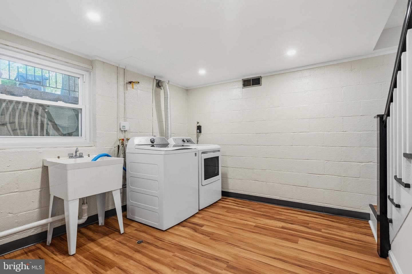 304 Rollins Street photo 25