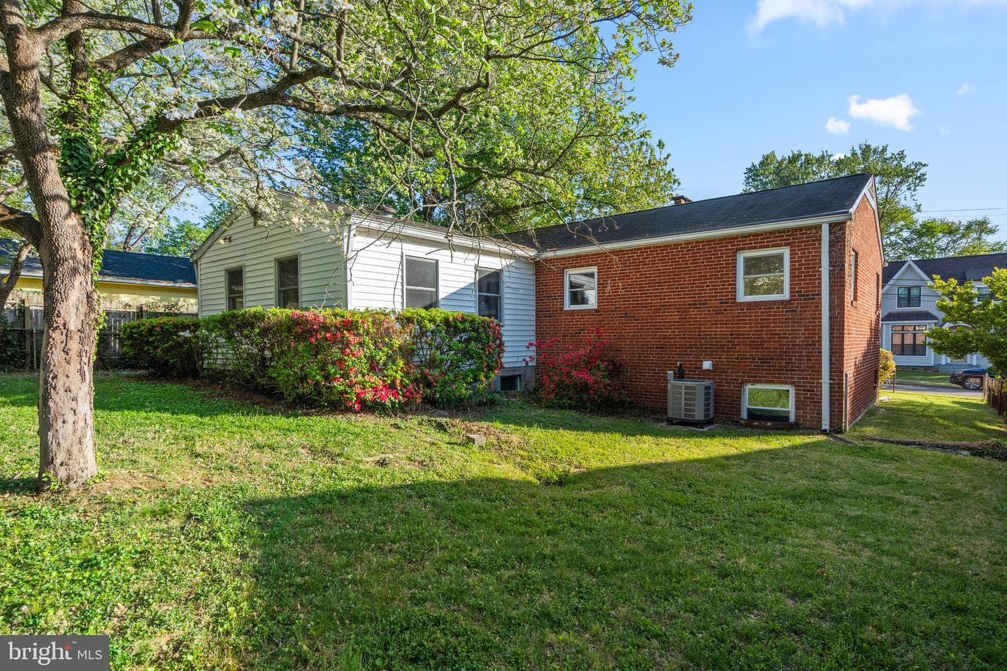 304 Rollins Street photo 27