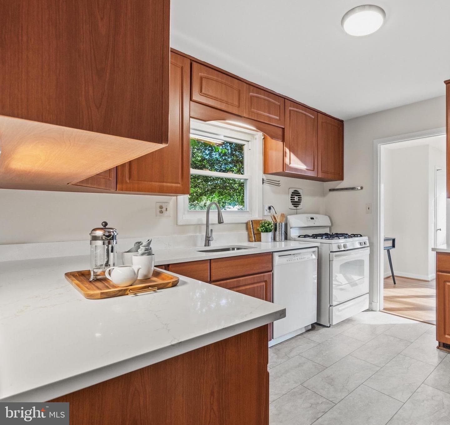 304 Rollins Street photo 3