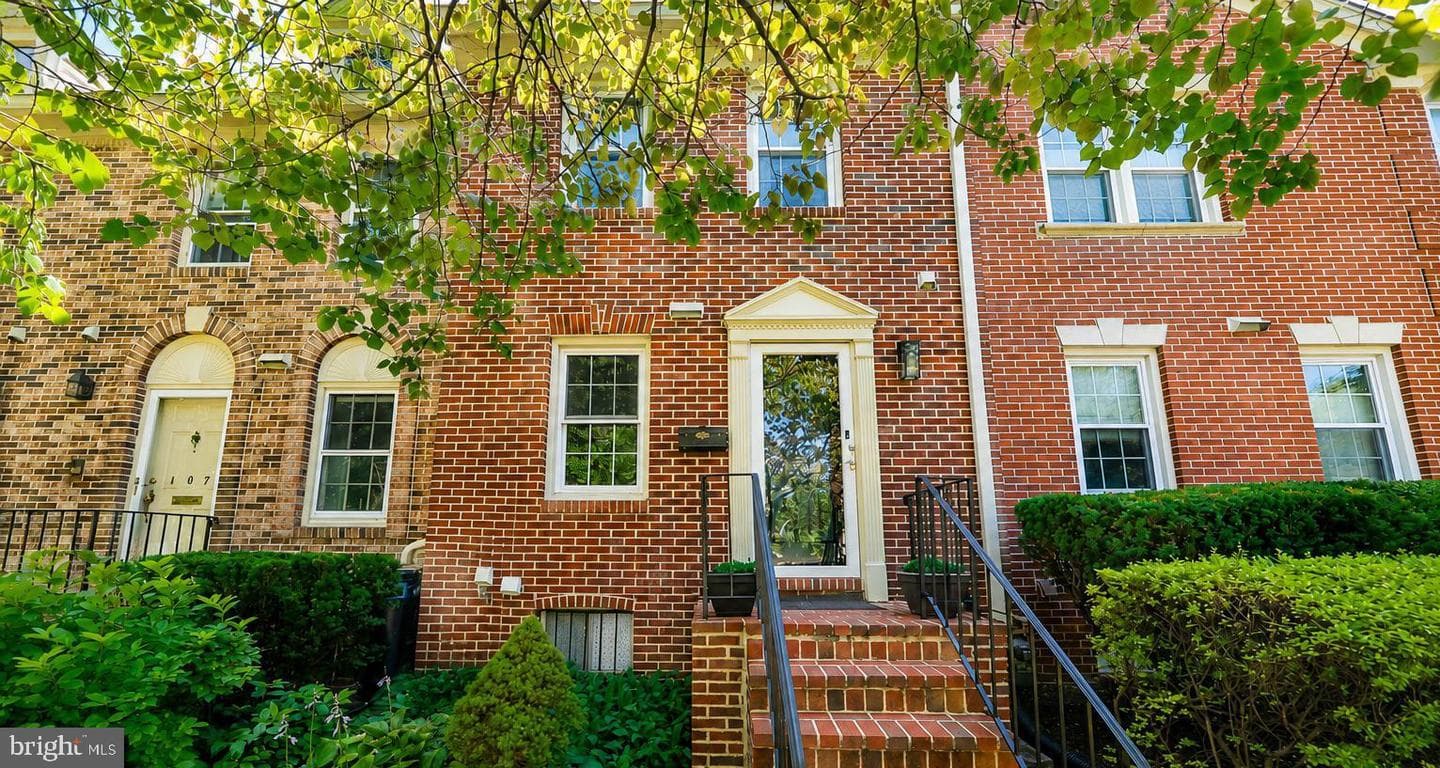 109 Great Falls St # 10, Falls Church