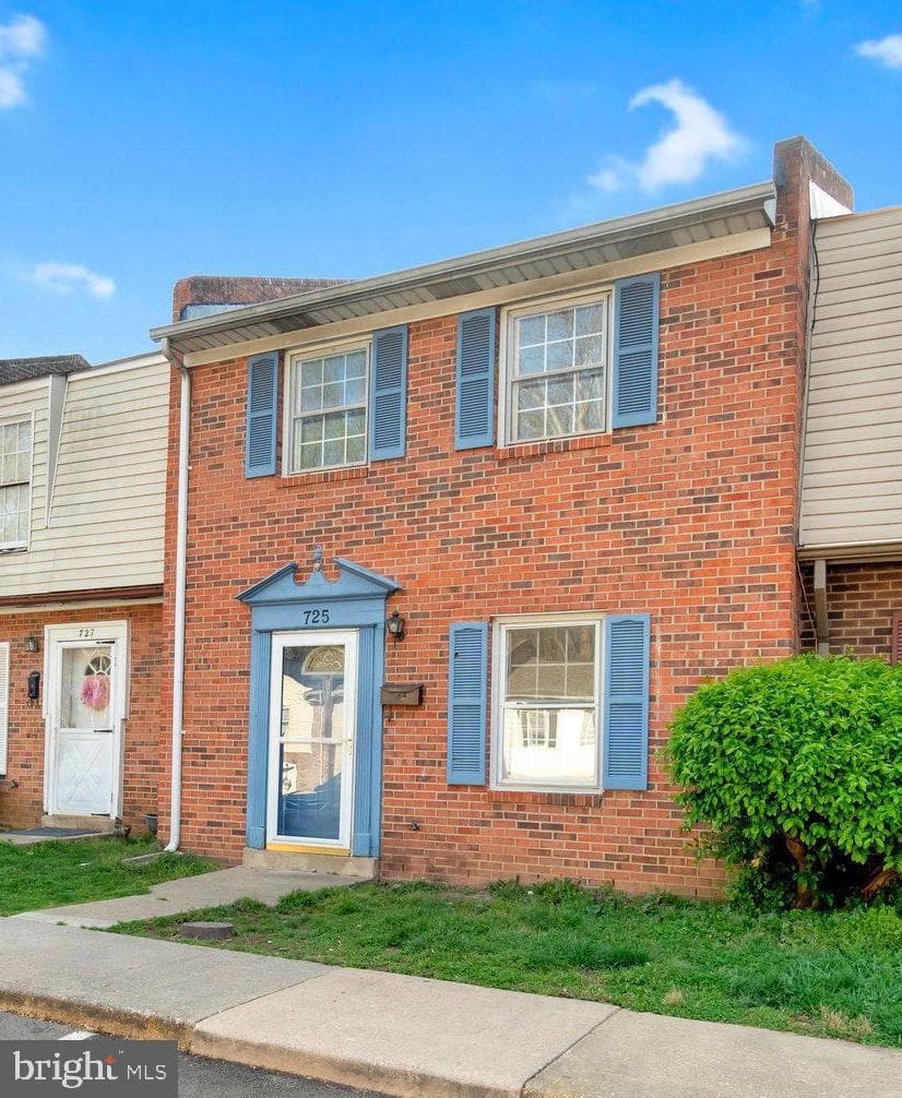 725 Denton Circle photo 1