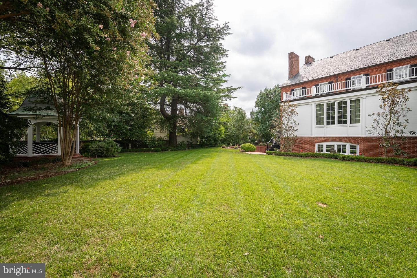 307 Amelia Street photo 9