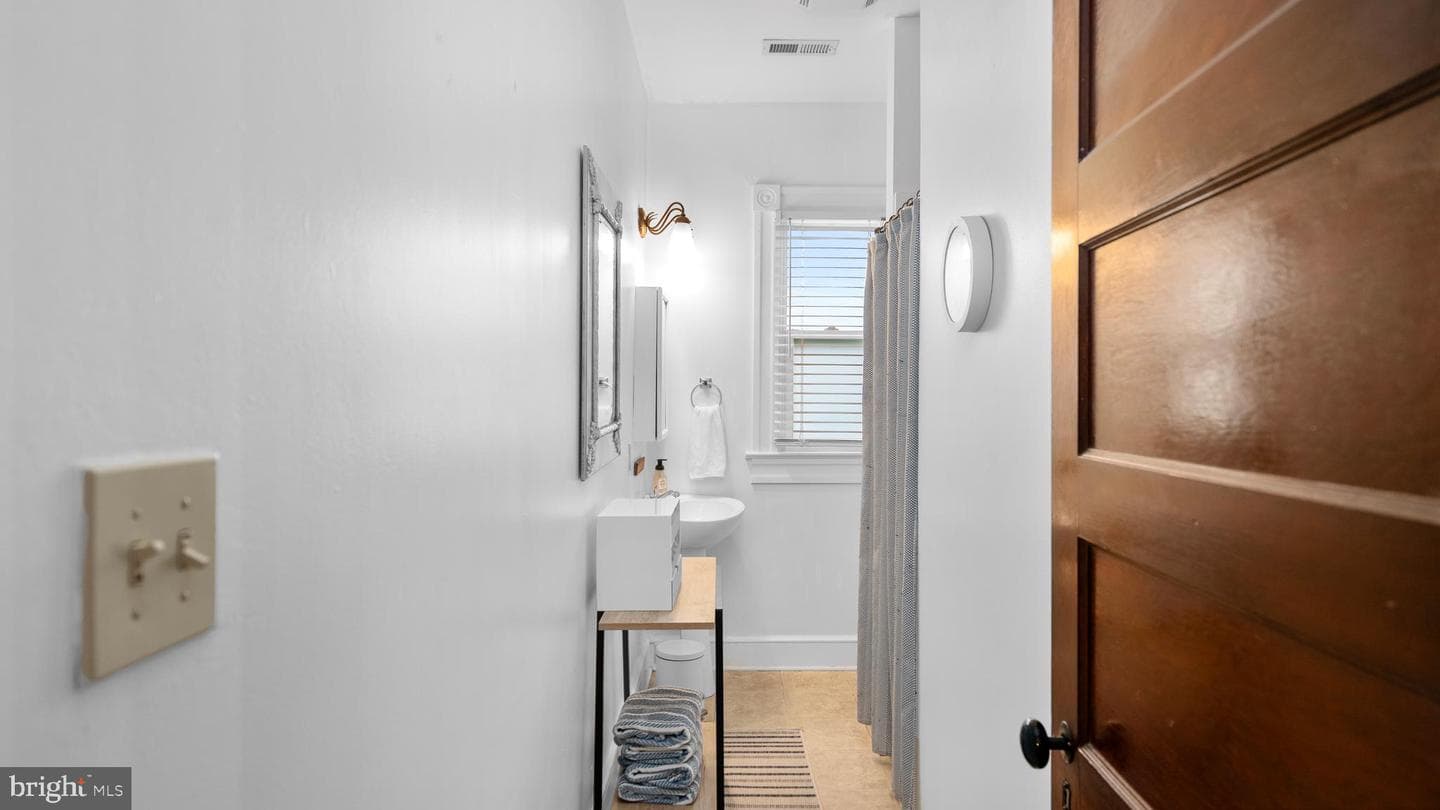 1225 Rowe Street photo 33