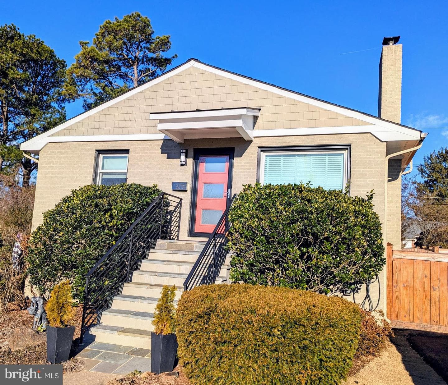 609 Woodford Street photo 1