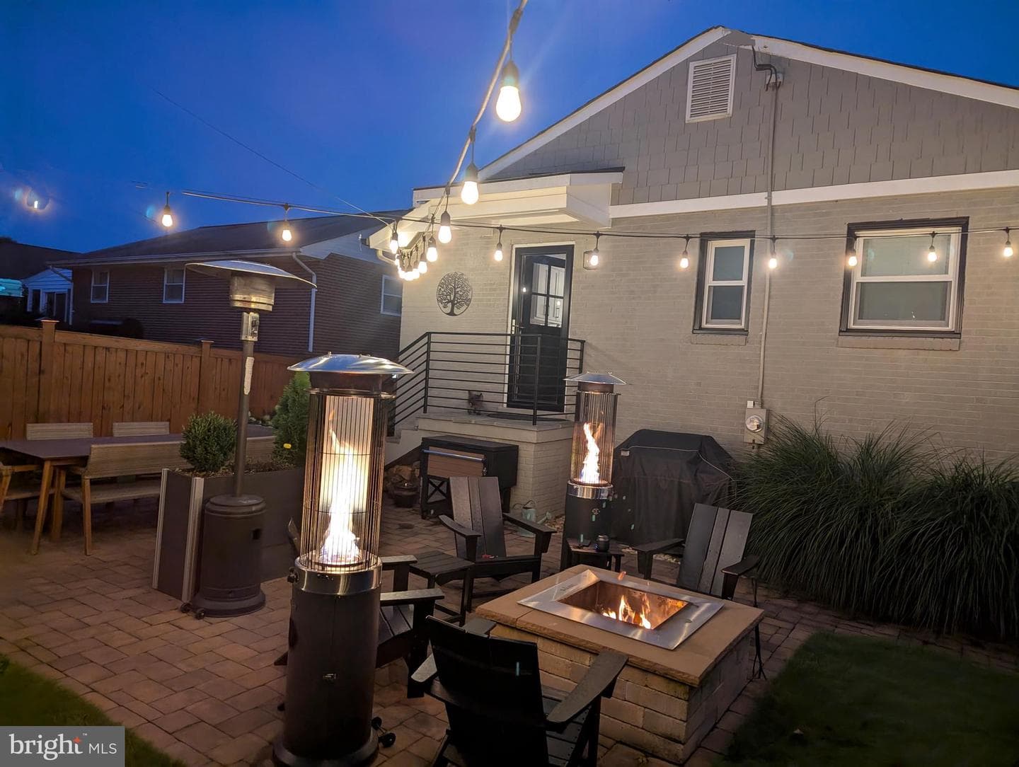 609 Woodford Street photo 10