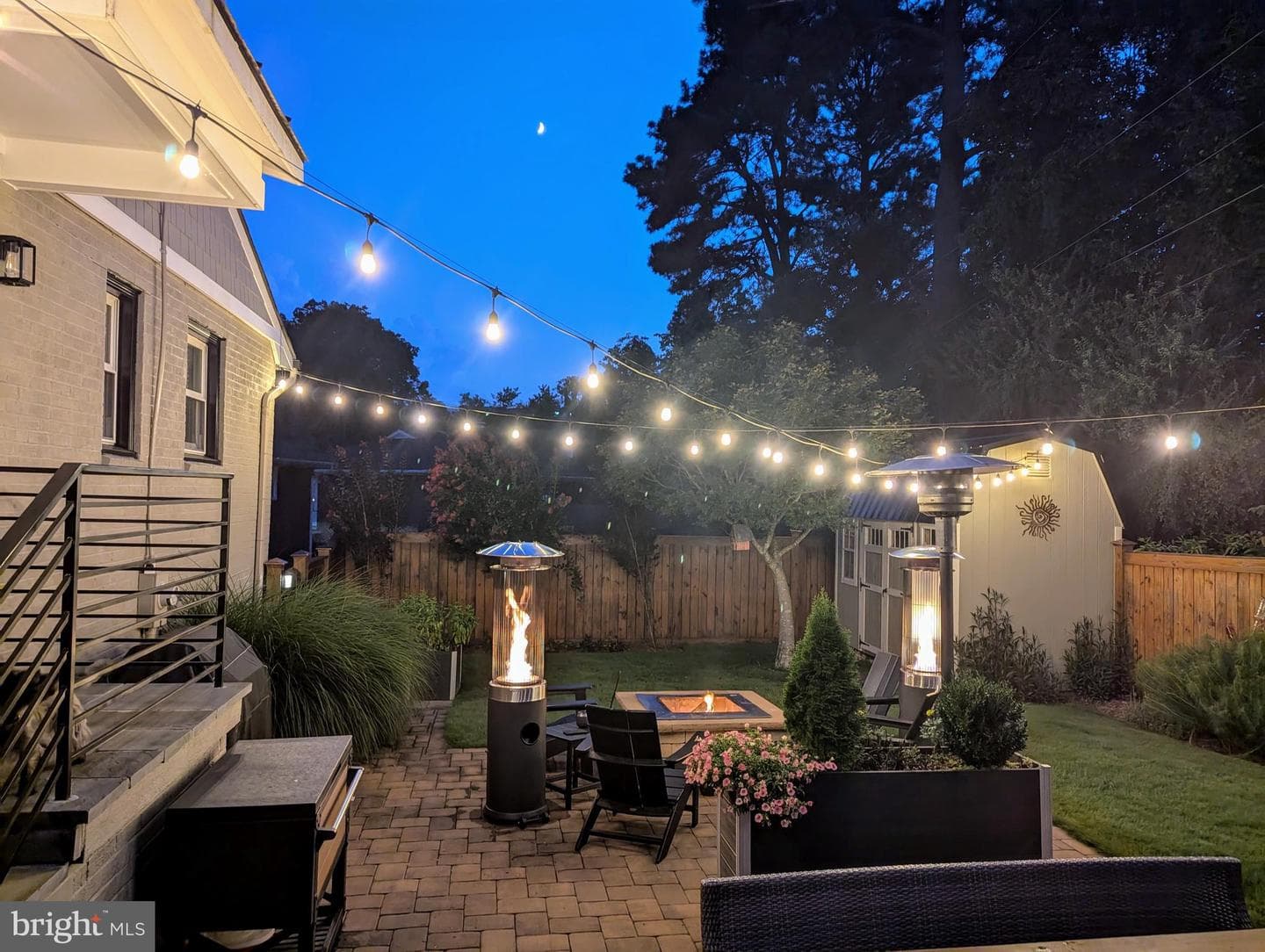 609 Woodford Street photo 11