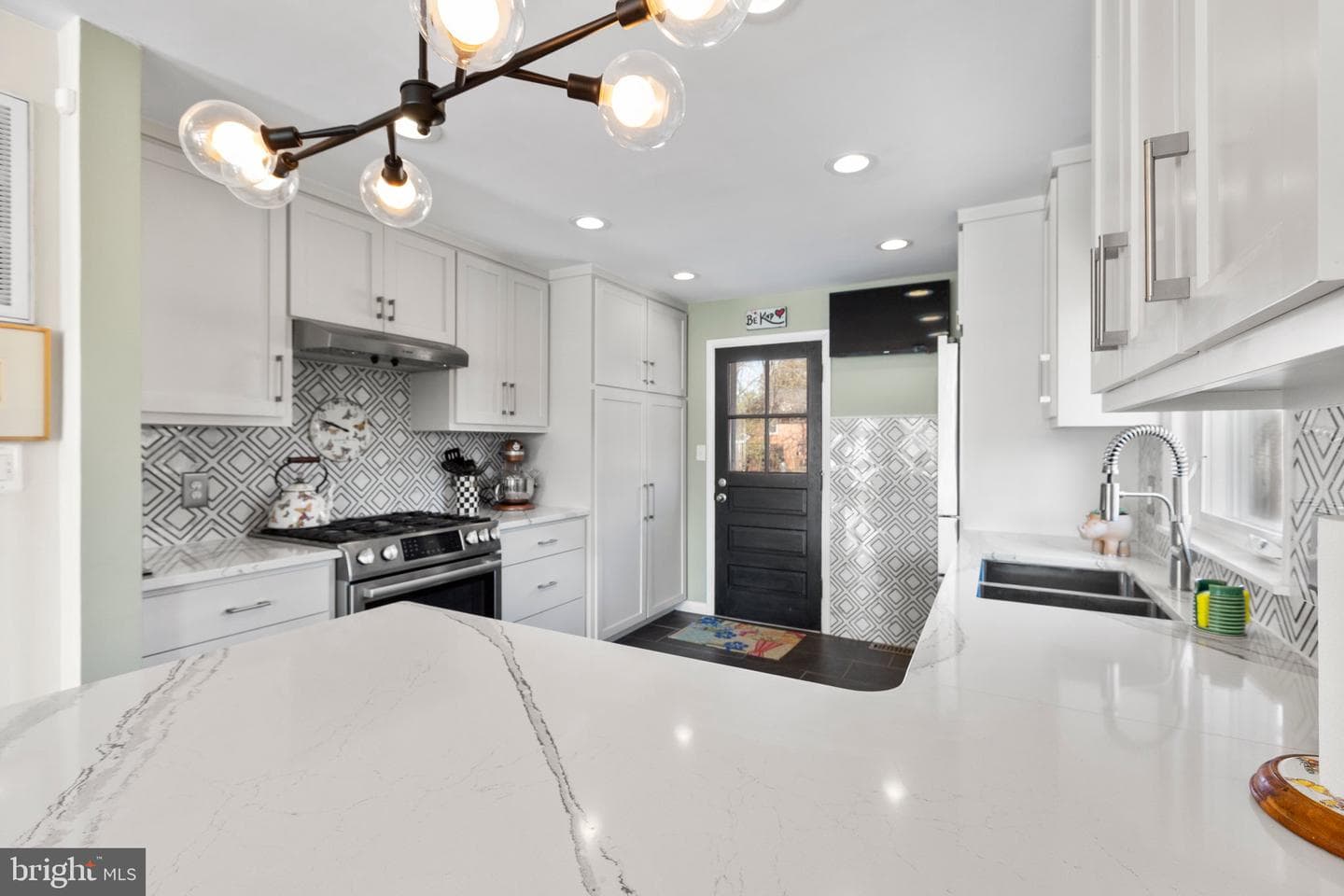 609 Woodford Street photo 13