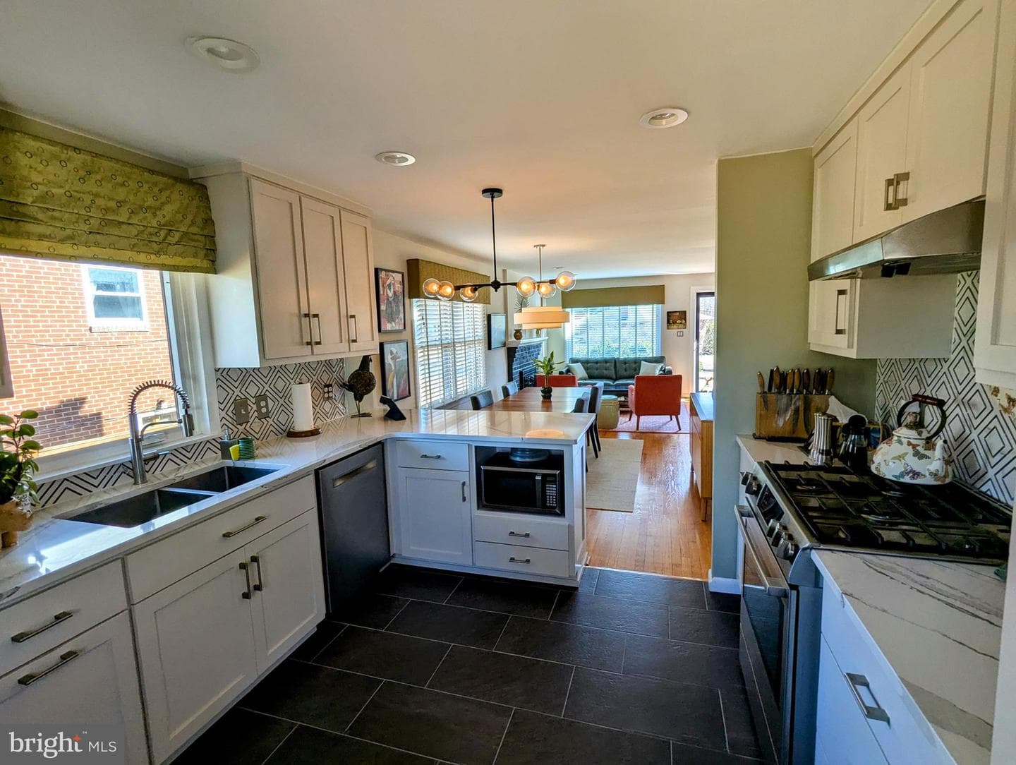609 Woodford Street photo 17