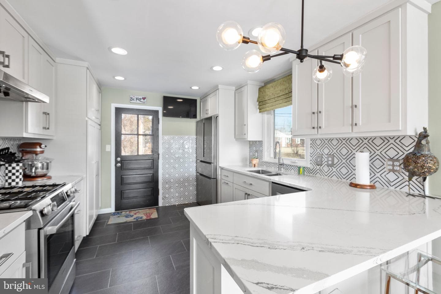 609 Woodford Street photo 18