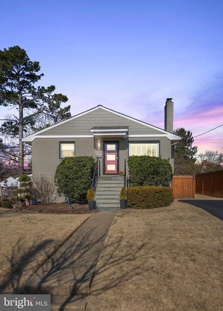 609 Woodford Street photo 2