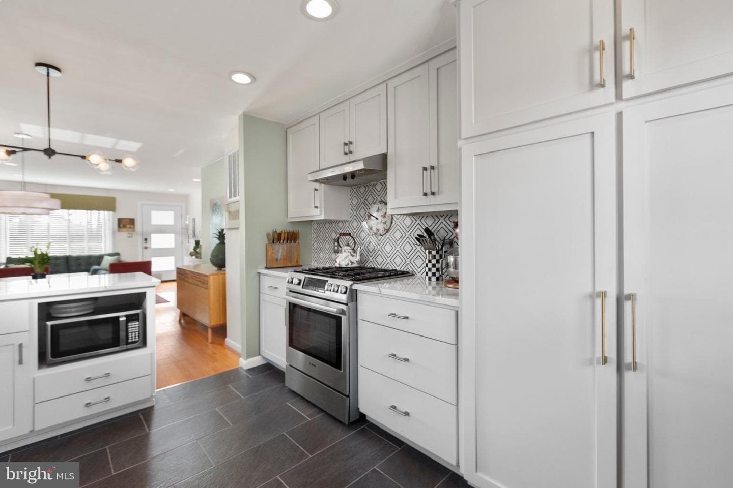 609 Woodford Street photo 20