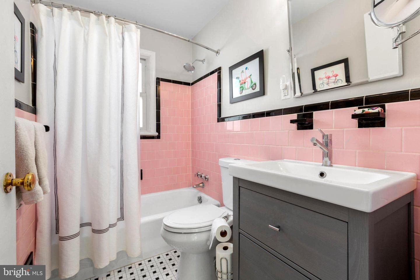 609 Woodford Street photo 36