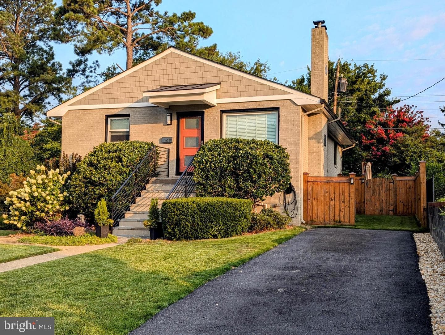 609 Woodford Street photo 4