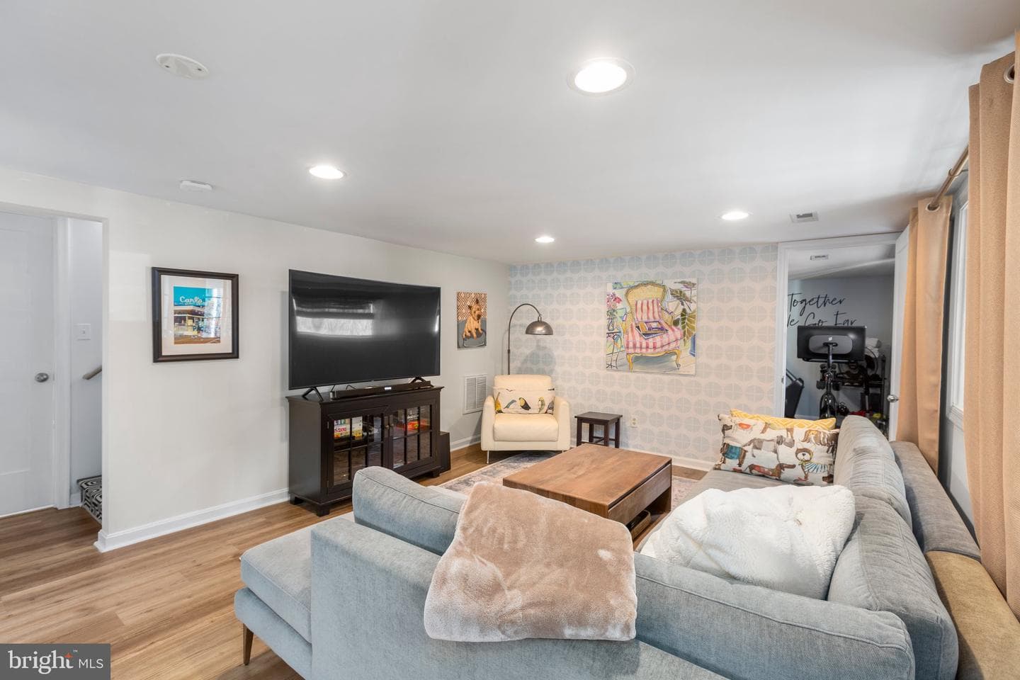 609 Woodford Street photo 43