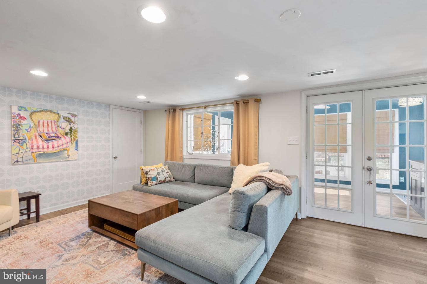 609 Woodford Street photo 45