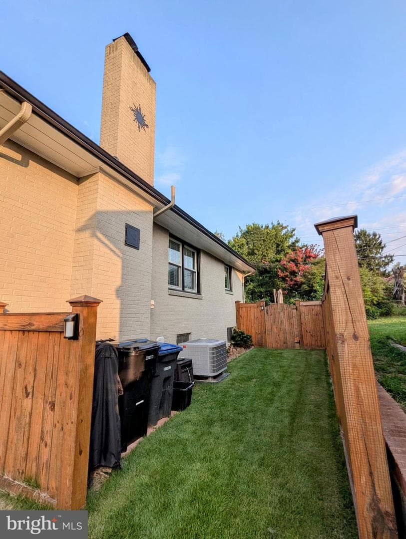 609 Woodford Street photo 54
