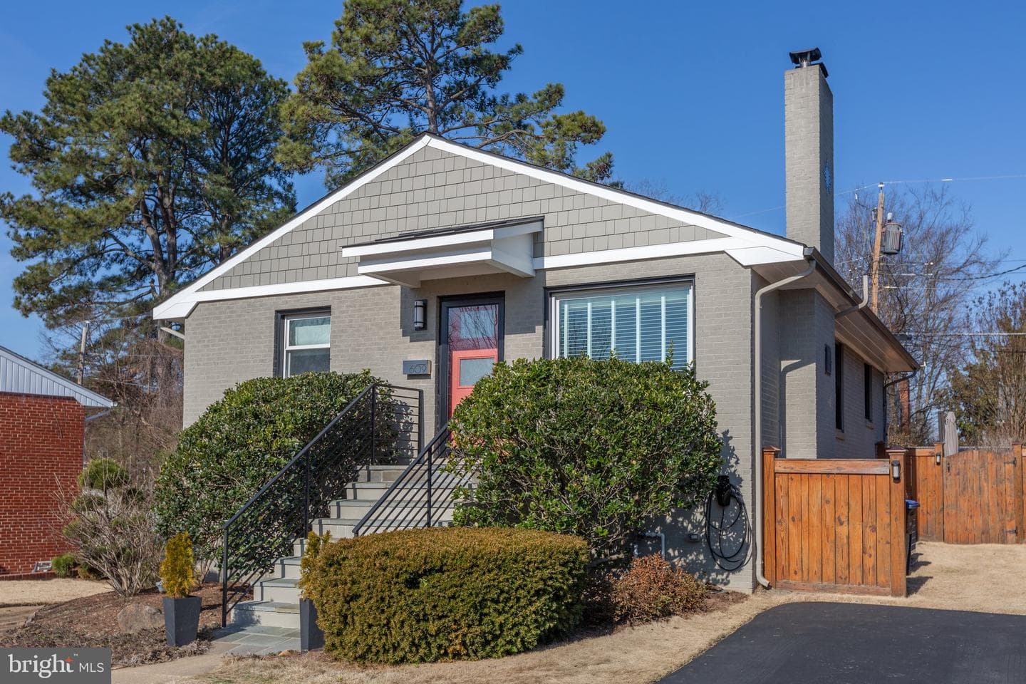 609 Woodford Street photo 55