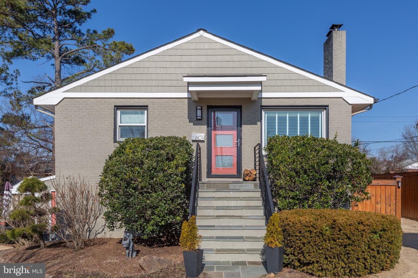 609 Woodford Street photo 56