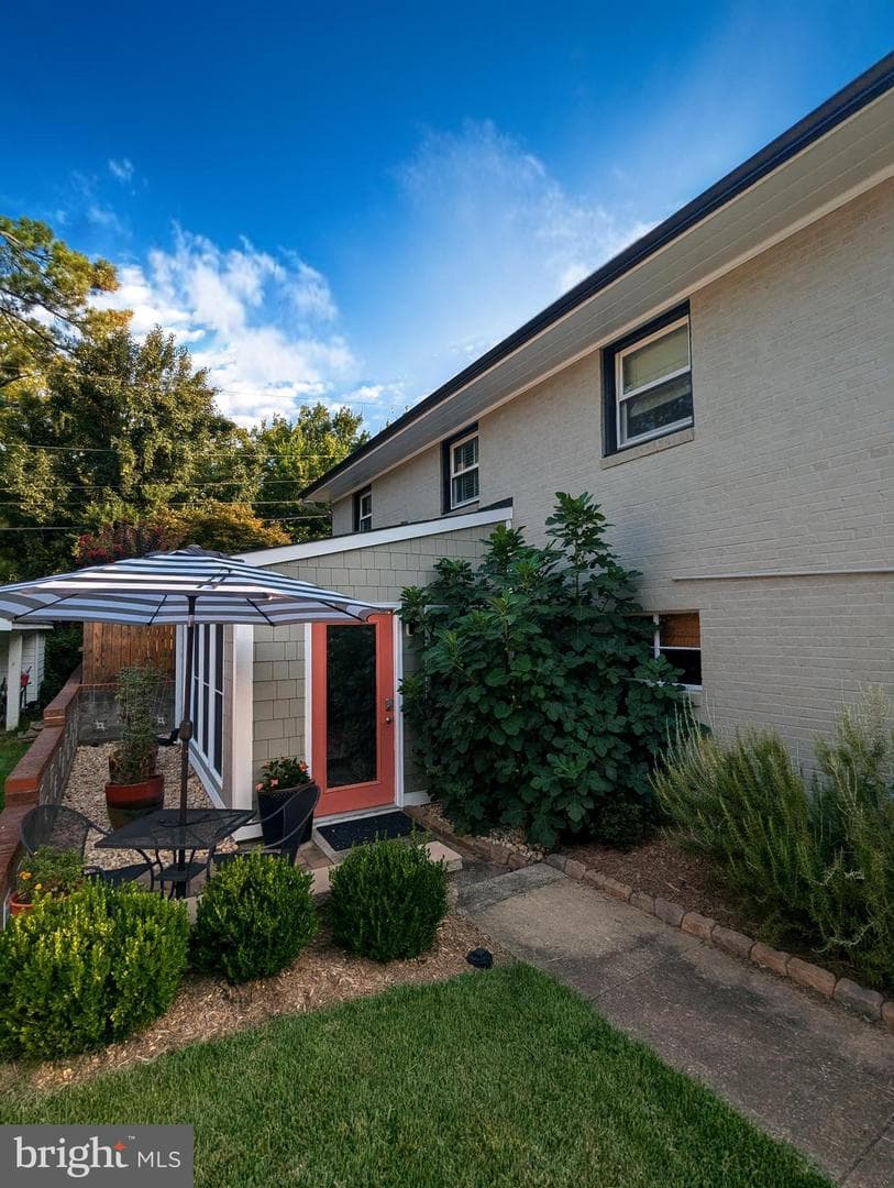 609 Woodford Street photo 58