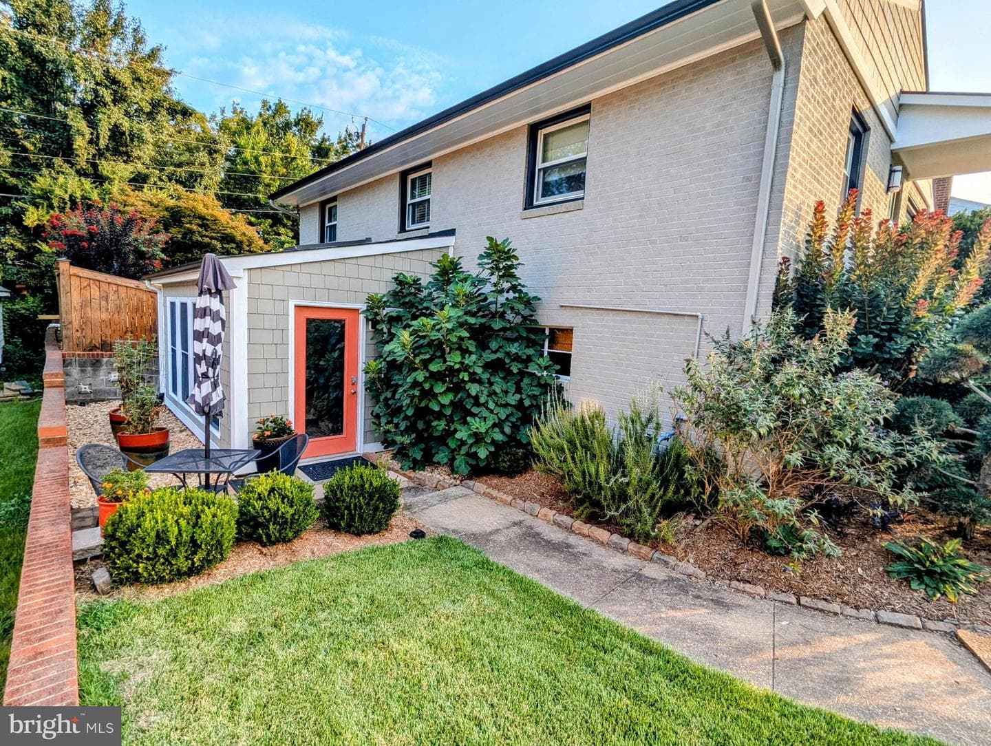 609 Woodford Street photo 7