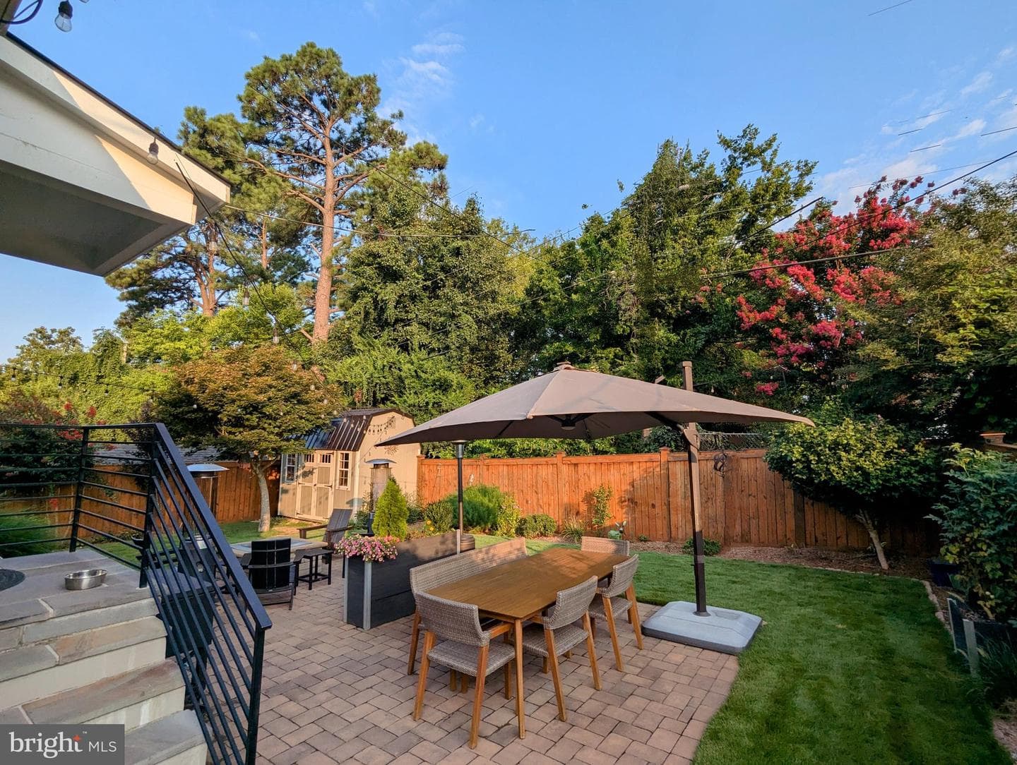 609 Woodford Street photo 8