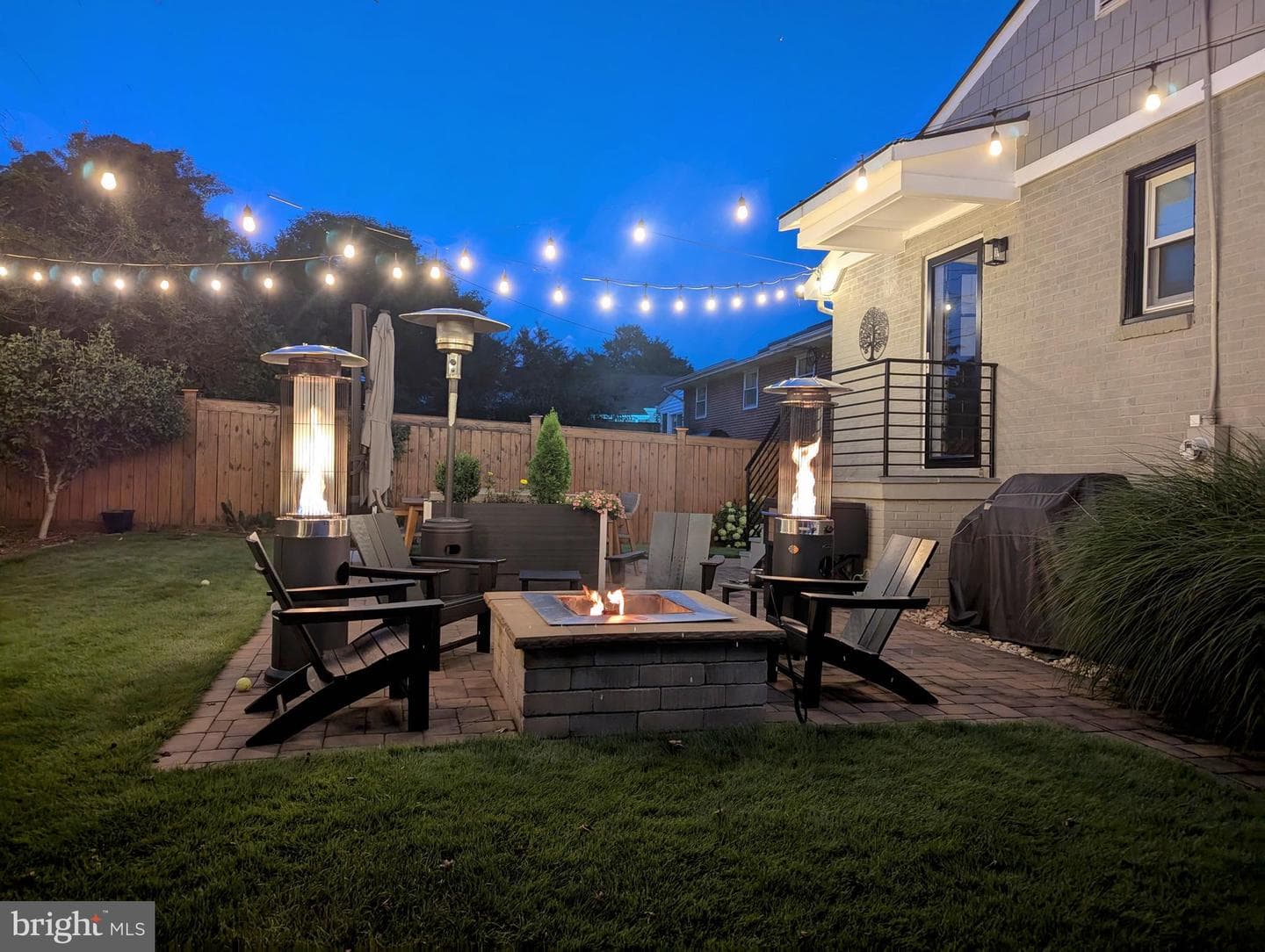 609 Woodford Street photo 9